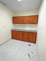 للايجار شقه في فيلا اول ساكن غرفه صاله حمام مطبخ تكيف سبليت باركن سياره شامل ماء كهرباء انترنت صيانه ب 2600 شهري الموقع فلج هزاع منيزله : Image 3