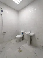 للايجار شقه في فيلا اول ساكن غرفه صاله حمام مطبخ تكيف سبليت باركن سياره شامل ماء كهرباء انترنت صيانه ب 2600 شهري الموقع فلج هزاع منيزله : Image 5