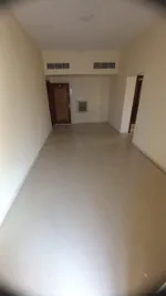 غرفه وصاله كبيره مكيف مركزي وبلكونه بنايه نظيفه وصيانه جديدة الموقع الراشيديه عجمان : Image 1