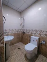 للايجار استوديو مساحه واسعه غرفه حمام مطبخ شامل ماء كهرباء انترنت ب 1800 شهري : Image 3