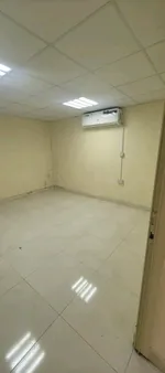 للايجار شقه في فيلا غرفه صاله حمام مطبخ شامل ماء كهرباء انترنت صيانه ب 1900 شهري الموقع العين شعاب الأشخر : Image 1