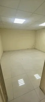 للايجار شقه في فيلا غرفه صاله حمام مطبخ شامل ماء كهرباء انترنت صيانه ب 1900 شهري الموقع العين شعاب الأشخر : Image 2