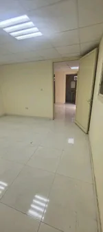 للايجار شقه في فيلا غرفه صاله حمام مطبخ شامل ماء كهرباء انترنت صيانه ب 1900 شهري الموقع العين شعاب الأشخر : Image 3