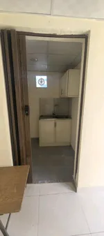 للايجار شقه في فيلا غرفه صاله حمام مطبخ شامل ماء كهرباء انترنت صيانه ب 1900 شهري الموقع العين شعاب الأشخر : Image 4