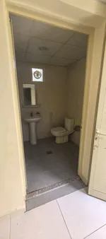 للايجار شقه في فيلا غرفه صاله حمام مطبخ شامل ماء كهرباء انترنت صيانه ب 1900 شهري الموقع العين شعاب الأشخر : Image 5