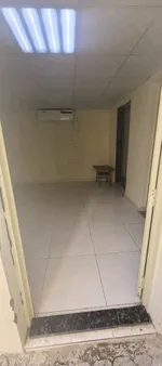 للايجار شقه في فيلا غرفه صاله حمام مطبخ شامل ماء كهرباء انترنت صيانه ب 1900 شهري الموقع العين شعاب الأشخر : Image 6