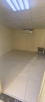 للايجار شقه في فيلا غرفه صاله حمام مطبخ شامل ماء كهرباء انترنت صيانه ب 1900 شهري الموقع العين شعاب الأشخر : Image 7