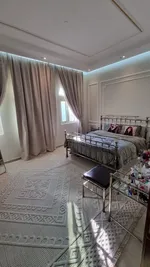 للبيع فيلا في الشارقة تقع في منطقة البراشي طابقين تتكون من 4 غرف 2 منها ماستر + مطبخين (مطبخ تحضيري + مطبخ الرئيسي حجم كبير) : Image 6