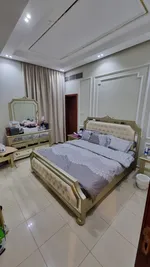 للبيع فيلا في الشارقة تقع في منطقة البراشي طابقين تتكون من 4 غرف 2 منها ماستر + مطبخين (مطبخ تحضيري + مطبخ الرئيسي حجم كبير) : Image 7