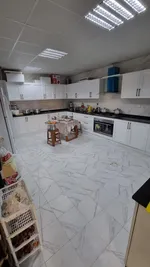 للبيع فيلا في الشارقة تقع في منطقة البراشي طابقين تتكون من 4 غرف 2 منها ماستر + مطبخين (مطبخ تحضيري + مطبخ الرئيسي حجم كبير) : Image 3