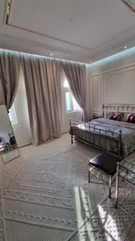 للبيع فيلا في الشارقة تقع في منطقة البراشي طابقين تتكون من 4 غرف 2 منها ماستر + مطبخين (مطبخ تحضيري + مطبخ الرئيسي حجم كبير) : Image 4