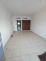 للايجار السسنوي استديو مساحه واسعه مطبخ منفصل خزائن في الحائط قريب من مخرج دبي والشارقه : Image 1