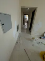 شقه غرفه وصاله مساحه واسعه العنوان البستان قريب من باصات عجمان والكورنيش ببلكونه : Image 6