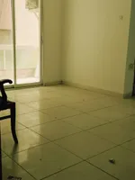 شقه غرفه وصاله ومطبخ وحمام وبلكونه العنوان الكورنيش في عجمان قريبه من البحر ودوار السفيه\Apartment with one bedroom, a living room, a kitchen, a bathroom, and a balcony. Address: Al Corniche, Ajman. Close to the sea and Al Safia Roundabout. : Image 1