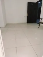 شقه غرفه وصاله ومطبخ وحمام وبلكونه العنوان الكورنيش في عجمان قريبه من البحر ودوار السفيه\Apartment with one bedroom, a living room, a kitchen, a bathroom, and a balcony. Address: Al Corniche, Ajman. Close to the sea and Al Safia Roundabout. : Image 3