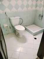 شقه غرفه وصاله ومطبخ وحمام وبلكونه العنوان الكورنيش في عجمان قريبه من البحر ودوار السفيه\Apartment with one bedroom, a living room, a kitchen, a bathroom, and a balcony. Address: Al Corniche, Ajman. Close to the sea and Al Safia Roundabout. : Image 4