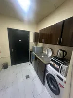 للإيجار إستوديو مفروش شهري في عجمان منطقة الروضة 3 مقابل شروق مول في شارع شيخ عمار سهل المخرج للدبي قريبة من كل الخدمات شامل الفواتير : Image 6