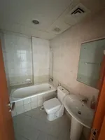 غرفتين وصاله ومطبخ و2 حمام تكييف مركزي  في تاور العنوان الراشيديه 1 في عجمان قريبه من  طريق المينا والكورنيش قريبه من مخرج  دبي والشارقه/Two bedrooms, a living room, a kitchen, and two bathrooms with central air conditioning in Al Rashidiya 1 Tower,  : Image 5