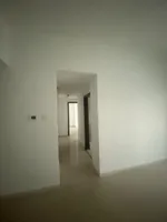 غرفتين وصاله ومطبخ و2 حمام تكييف مركزي  في تاور العنوان الراشيديه 1 في عجمان قريبه من  طريق المينا والكورنيش قريبه من مخرج  دبي والشارقه/Two bedrooms, a living room, a kitchen, and two bathrooms with central air conditioning in Al Rashidiya 1 Tower,  : Image 3