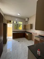 فيلا طابقين للايجار في العين عشارج قرب مستشفى توام : Image 2