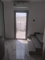 للبيع فيلا في الشارقة تقع في منطقة شرقان شارع قار طابقين صالة + 4 غرف 2 منها ماستر : Image 2