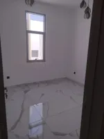 للبيع فيلا في الشارقة تقع في منطقة شرقان شارع قار طابقين صالة + 4 غرف 2 منها ماستر : Image 4