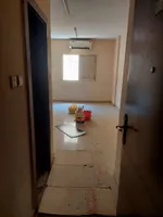 شقه  غرفة وصاله ومطبخ وحمام  مساحه واسعه العنوان النعيميه قريب في عجمان قريبه  علي محمد بن زايد مباشر  مخرج دبي والشارقه//Apartment with one bedroom, a hall, a kitchen, and a bathroom, spacious, located in Al Nuaimiyah, close to Ajman, directly on Mo : Image 1