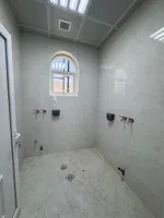 🔅للايجار فيلا طابقين  اول ساكن شامل  مستقلة في العين زاخر ام القطا قرب روضة زاخر مولفة  
 من 5 غرف : Image 6