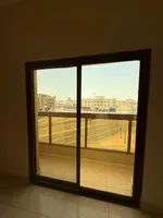 للإيجار شقة غرفة و صالة ببلكونة 2 حمام في عجمان الروضة 2 شارع شيخ عمار سهل المخرج للدبي : Image 6