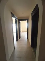 شقة غرفتين  صالة، مطبخ، 2 حمام، وتكييف مركزي في عجمان. العنوان: الراشيديه قريبة من شارع المينا محمد بن زايد، مباشرة من مخرج دبي والشارقة.//Two-bedroom apartment with a living room, kitchen, 2 bathrooms, and central air conditioning in Ajman. Address: : Image 6