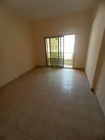 شقة غرفتين  صالة، مطبخ، 2 حمام، وتكييف مركزي في عجمان. العنوان: الراشيديه قريبة من شارع المينا محمد بن زايد، مباشرة من مخرج دبي والشارقة.//Two-bedroom apartment with a living room, kitchen, 2 bathrooms, and central air conditioning in Ajman. Address: : Image 2