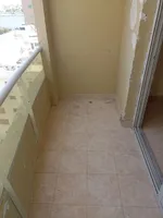 شقة غرفتين  صالة، مطبخ، 2 حمام، وتكييف مركزي في عجمان. العنوان: الراشيديه قريبة من شارع المينا محمد بن زايد، مباشرة من مخرج دبي والشارقة.//Two-bedroom apartment with a living room, kitchen, 2 bathrooms, and central air conditioning in Ajman. Address: : Image 4