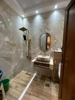 للبيع فيلا فخمة في الشارقة تقع في منطقة تلال زون C سرداب + أرضي + أول ملبسه في الحجر موقع استراتيجي مقابل الحديقة ومجاور للخدمات العامة : Image 2