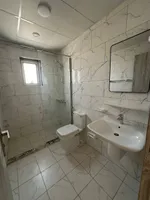 ايجار بدون عمولة بعجمان – غرفتين وصاله مساحه كبيرة عدد 3 حمام غرف ماستر وخزائن بالحائط وصاله منفصلة مع بلكونه إطلالة مفتوحة بمنطقة الجرف 3 – قريب من شارع محمد بن زايد وعلى بعد دقائق من شارع محمد بن زايد بموقع متميز سهلة الخروج لدبى والشارقه بجوار متا : Image 5