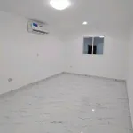 للايجار ملحق مؤلفة من غرفة وصالة وحمام ومطبخ في العين زاخر : Image 2