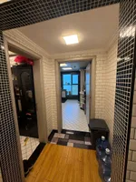 للبيع( 3 )  غرفه وصاله + غرفه  خادمه مفروشين  بالكامل vip مساحه ممتازه + جيم + مسبح مشترك  + 3 حمامات : Image 8