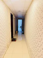 لقطة للبيع 3 غرف وصالة بمساحة واسعة البيع مع الفرش : Image 4