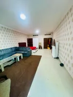 لقطة للبيع 3 غرف وصالة بمساحة واسعة البيع مع الفرش : Image 6