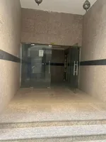 بنايه بالمصلى ارضى وطابقين طابق ارضى محلات وطابقين سكنى : Image 6