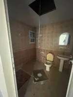 للايجار شقه لقطه غرفتين وصاله  بشارع الشيخ عمارالرئيسي  الروضه 28 الف فقط حصرا عائلات : Image 3