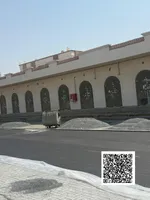 للايجار 10 محلات تجارية  مساحة كل محل: 30 متر مربع  تشطيب راقٍ وتصميم عصري  مواقف متوفرة أمام المحلات : Image 3