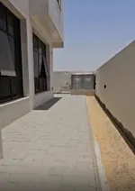 للبيع فيلا في الشارقة تقع في منطقة الحوشي موقع مميز بالقرب من النوف طابقين تتكون من 5 غرف نوم ماستر مع خزائن على الحائط + صالتين + مطبخين (مطبخ تحضيري + مطبخ الرئيسي حجم كبير) ومجلس وحمام للضيوف ومخزن وغرفة غسيل : Image 2