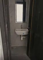 للبيع فيلا في الشارقة تقع في منطقة الحوشي موقع مميز بالقرب من النوف طابقين تتكون من 5 غرف نوم ماستر مع خزائن على الحائط + صالتين + مطبخين (مطبخ تحضيري + مطبخ الرئيسي حجم كبير) ومجلس وحمام للضيوف ومخزن وغرفة غسيل : Image 3