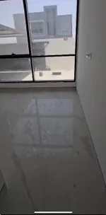 للبيع فيلا في الشارقة تقع في منطقة الحوشي موقع مميز بالقرب من النوف طابقين تتكون من 5 غرف نوم ماستر مع خزائن على الحائط + صالتين + مطبخين (مطبخ تحضيري + مطبخ الرئيسي حجم كبير) ومجلس وحمام للضيوف ومخزن وغرفة غسيل : Image 4