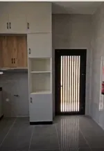 للبيع فيلا في الشارقة تقع في منطقة الحوشي موقع مميز بالقرب من النوف طابقين تتكون من 5 غرف نوم ماستر مع خزائن على الحائط + صالتين + مطبخين (مطبخ تحضيري + مطبخ الرئيسي حجم كبير) ومجلس وحمام للضيوف ومخزن وغرفة غسيل : Image 5