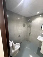 شقه غرفتين وع حماميين وبلكون للايجار السنوي بمنطقه البستان  امام مركز شرطه المدينه : Image 6