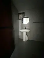 شقه غرفتين وع حماميين وبلكون للايجار السنوي بمنطقه البستان  امام مركز شرطه المدينه : Image 8