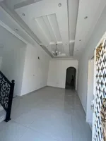 فيلا سكنية للإيجار السنوي  منطقة الياسمين ب عجمان  5 غرف نوم  + 6 حمامات غرفة خادمة + مجلس مستقل  مساحة الأرض: 3,400 قدم  السعر: 85,000 درهم سنوياً  الدفعات: 4 شيكات : Image 5