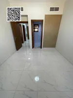 غرفة وصالة مع 2 حمام وبلكونة وخزائن بالحائط للإيجار بالروضة 1 قرب مركز شرطة الحميدية بسعر 33 ألف في موقع خدمي ومميز : Image 1
