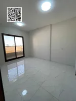 غرفة وصالة مع 2 حمام وبلكونة وخزائن بالحائط للإيجار بالروضة 1 قرب مركز شرطة الحميدية بسعر 33 ألف في موقع خدمي ومميز : Image 5